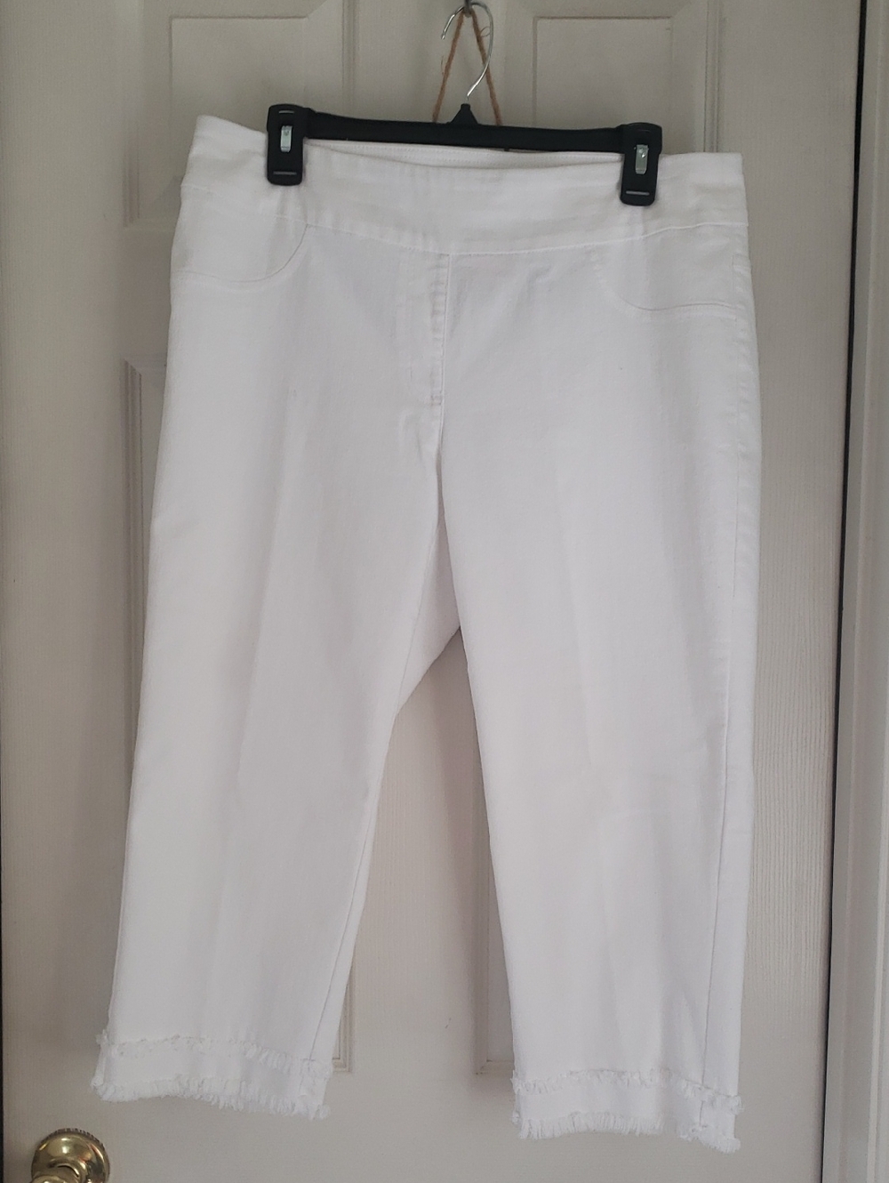 Ruby Rd. White Cropped Fringe-Hem Capris